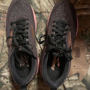 Brooks Revel 4. Black/Ebony/Rose Gold. Size 7.